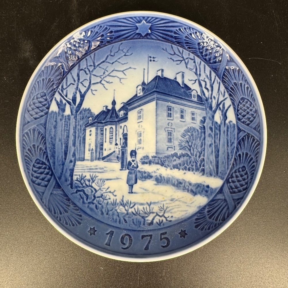 Royal Copenhagen 1975 Annual Plate The Queen’s Christmas Residence Castle Blue
